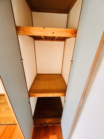 メゾン忠見の収納|玄関入ってすぐの洋室内の収納です。