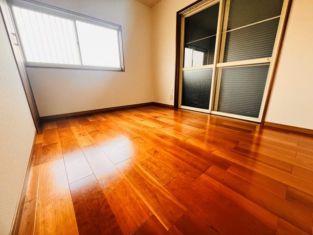 メゾン忠見の洋室|玄関入ってつきあたりの右の洋室です。