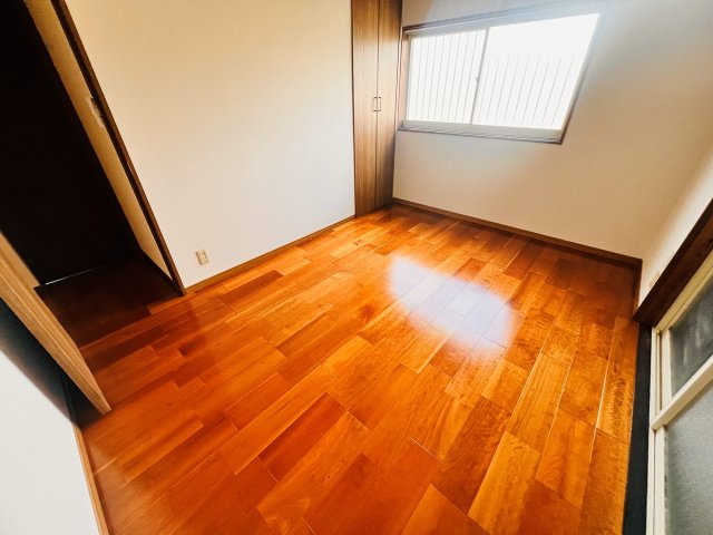 メゾン忠見の洋室|玄関入ってつきあたりの右の洋室です。