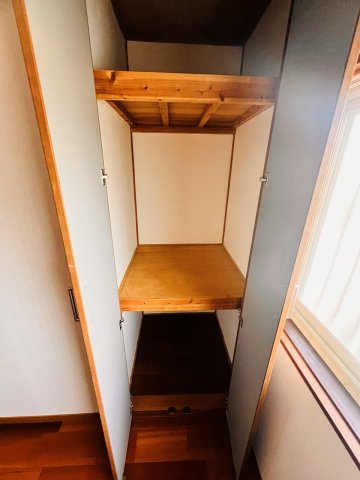 メゾン忠見の収納|玄関入ってつきあたりの右の洋室内の収納です。