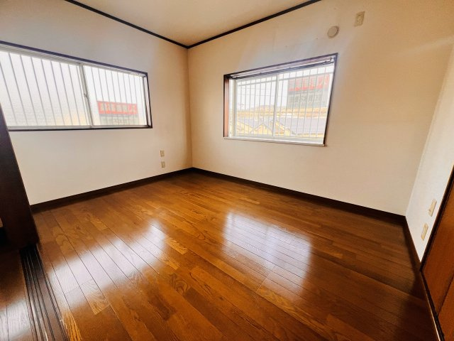 メゾン忠見の洋室|リビング奥の洋室です。