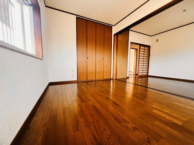 メゾン忠見の洋室|リビング奥の洋室です。