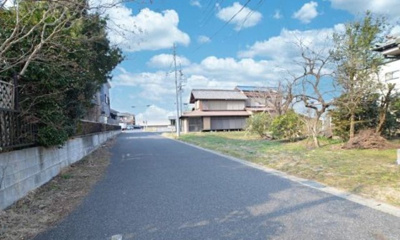 【周辺】 | 八街市八街　売地（古家あり） | 前面道路より（南西側より）