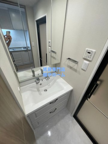 PHOERME TENNOJI Eastの独立洗面台|朝の支度にも助かる、独立の洗髪洗面化粧台