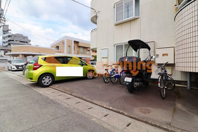 エトランゼⅣの駐車場|車をお持ちの方に嬉しい駐車場付きの物件です