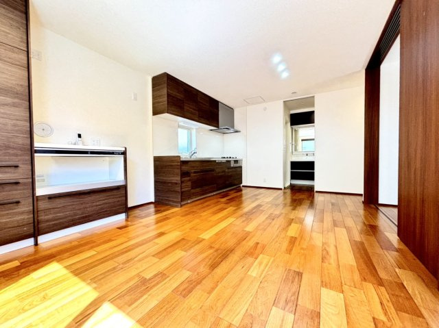 薬師通3丁目　戸建ての居間・リビング|☆玄関に続く扉はスライド式のなり、用途によって使い分けが可能となります。