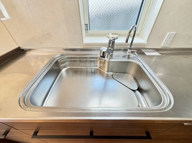 薬師通3丁目　戸建てのキッチン|☆シンクを流れる水を科学して誕生した「流レールシンク」が特徴となります。