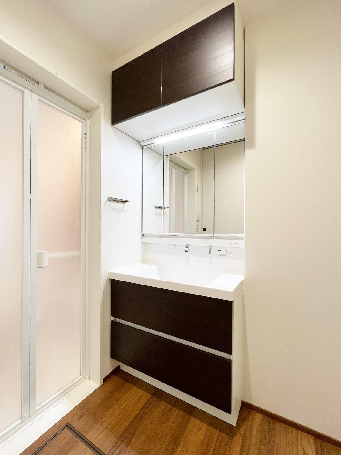 薬師通3丁目　戸建ての独立洗面台|☆独立洗面台（LIXIL）を採用しており、3面鏡・3面収納タイプとなります。
上部には天袋があり、収納スペースも確保されております。