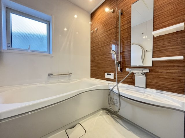 薬師通3丁目　戸建ての浴室|☆LCYBシリーズを採用しており、1616サイズとなります。
広々とした浴室となり、「うつくし浴槽」の特徴として掃除がしやすい人工大理石となります。