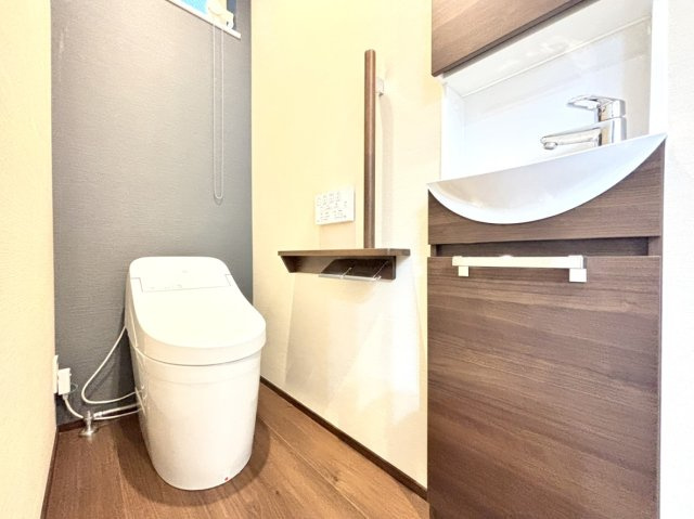 薬師通3丁目　戸建てのトイレ|☆1階はローシルエット一体型トイレとなります。
超節水（大4.8Ｌ、小3.6Ｌ）機能もございます。