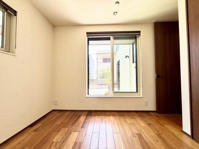 薬師通3丁目　戸建ての洋室|☆1階洋室の写真となります。
南側は駐車場スペースとなっており、室内からお車を見ることが可能です。