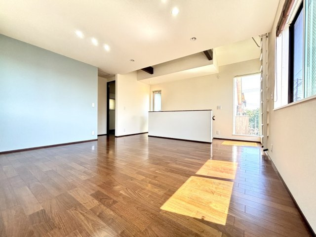 薬師通3丁目　戸建ての洋室|☆2階洋室の写真となります。
現状は約12帖を超える広さとなりますが、将来的に2つに部屋を分けることも可能な設計がされております。