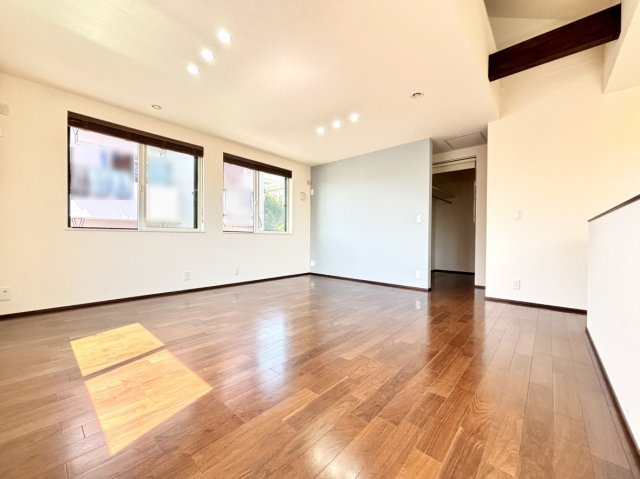 薬師通3丁目　戸建ての洋室|☆開口部の多いお部屋となり、日当たり良好なお部屋となります。