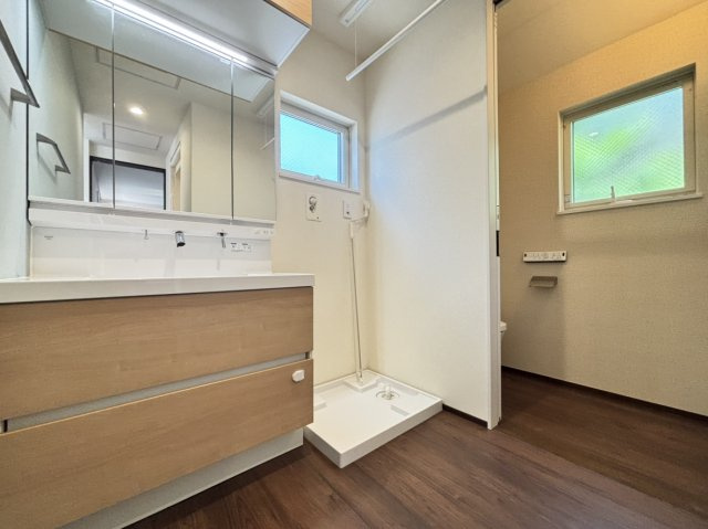 薬師通3丁目　戸建ての独立洗面台|☆2階にも独立洗面台、洗濯機置き場がございます。
☆独立洗面台（LIXIL）を採用しており、3面鏡・3面収納タイプとなります。
