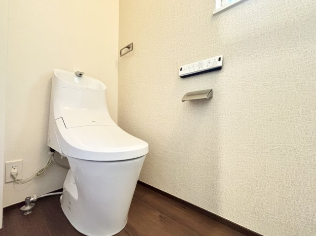 薬師通3丁目　戸建てのトイレ|☆2階トイレはハイシルエット一体型トイレとなります。
