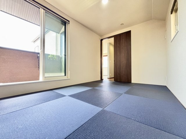 薬師通3丁目　戸建ての和室|☆青色の畳となっており、小さなお子様の遊び場としても活躍いたします。