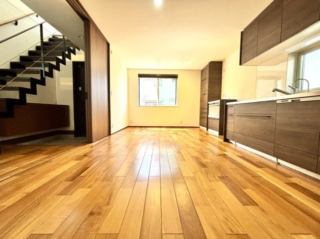 薬師通3丁目　戸建ての居間・リビング|☆南側からの採光が良好なため、明るい印象のあるリビングとなります。