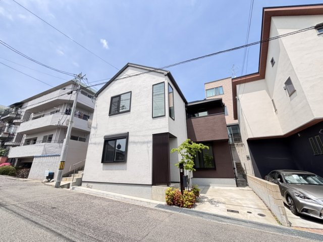 薬師通3丁目　戸建ての外観|☆白基調の外壁が特徴で海の天然素材を取り入れた、住友林業のオリジナル塗料となります！
（シーサイドコートⅢLS）