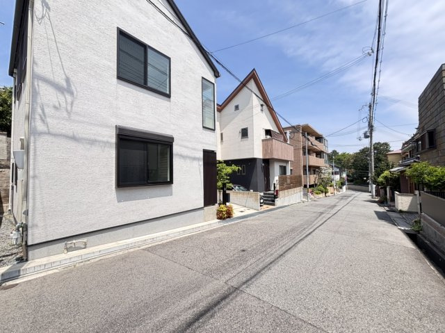 薬師通3丁目　戸建ての前面道路含む現地写真|☆南側の前面道路も幅員が十分に確保されております。