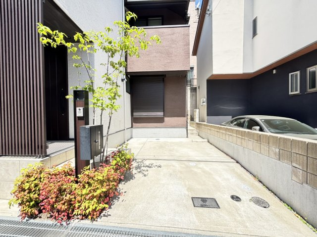 薬師通3丁目　戸建ての駐車場|☆敷地内に駐車スペースが確保されており、カーポート等がない為、高さの規制はございません。