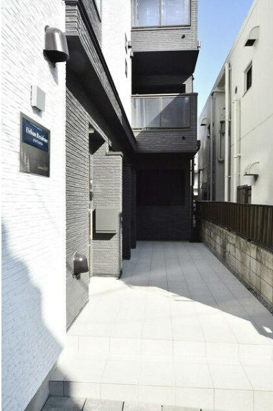 新宿区四谷三栄町のアパートのエントランス