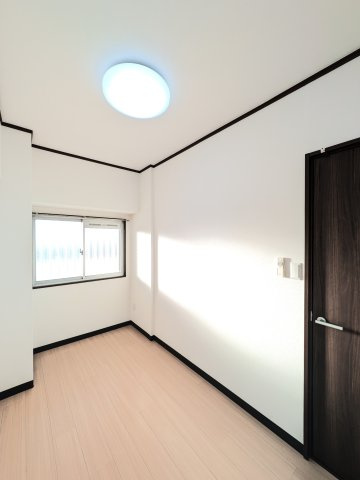 カンケン西藤マンションの洋室