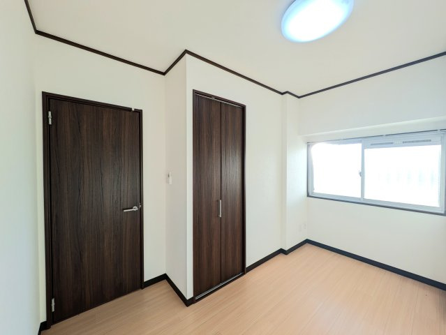 カンケン西藤マンションの洋室