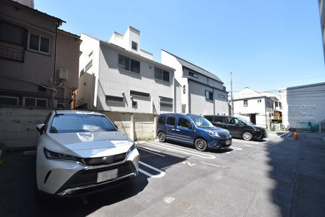 【駐車場】 | マンションの駐車場スペース。空きの有無や駐車料金、サイズ規定などについては、改めてお問い合わせください。～即日のご見学可能～　お問合せはお気軽にどうぞ。