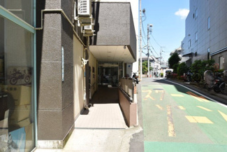 【エントランス】 | お客様を、そして住人を出迎えてくれるマンションのエントランス。ゴミが落ちていないことからも、管理状態の良さや住民の節度の高さが見て取れます。～即日のご見学可能～　お問合せはお気軽にどうぞ。