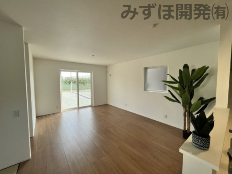 天童市大字長岡2441（旧住所）【Ｂ棟】の居間・リビング