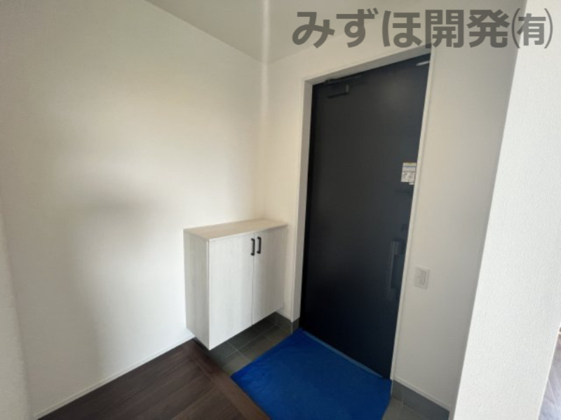 天童市長岡2441（旧住所）【A棟】の間取り|人気のオープン収納を備えた洋室と、大型のクローゼットを２カ所配置しました！さっと使いたいものは階段すぐの収納へ、しばらく使わない物やストックはFAMCLへ◎