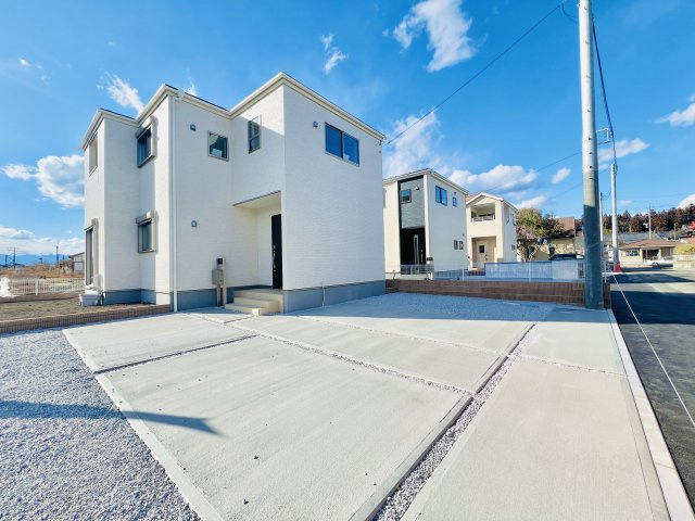 高崎市八幡町の前面道路含む現地写真|間口も広く閑静な住宅地で、駐車も楽々♪