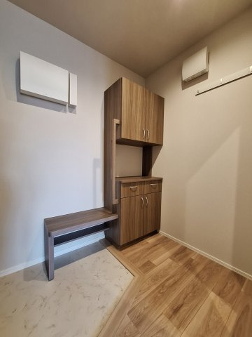 （シニア限定）ヘーベルヴィレッジ与野本町Lupinusの玄関|手すりと椅子で立ち座りを補助/靴の履き替え時の転倒防止