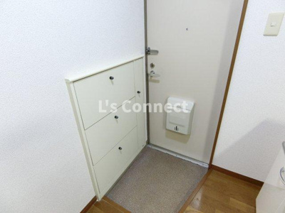 【玄関】 | レジデンス紀庄 | 下駄箱付きで靴も収納できます。