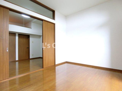 【居間・リビング】 | レジデンス紀庄 | ６帖の洋室２部屋にロフト付き。