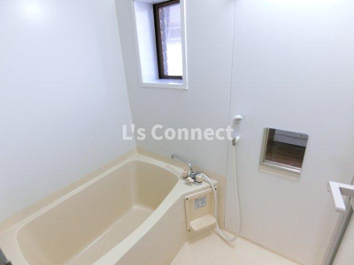 【浴室】 | レジデンス紀庄 | 給湯式のお風呂。窓があり換気ができます。