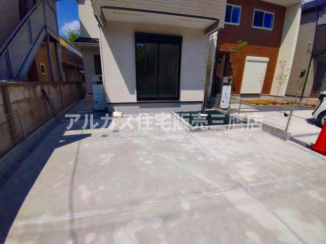 【内覧動画公開中！】三鷹市大沢１丁目 京王線 西調布駅 新築戸建の駐車場