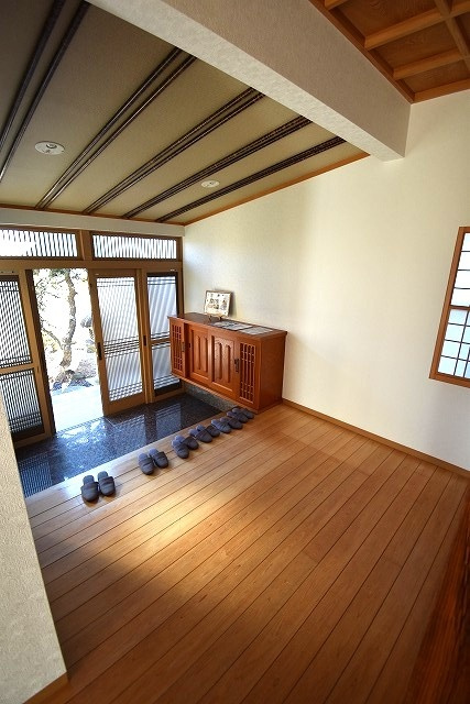 水戸市酒門町　築13年平屋建て　開放的な角地ですの玄関|広い玄関ホールです。クロス一部張替えされております。