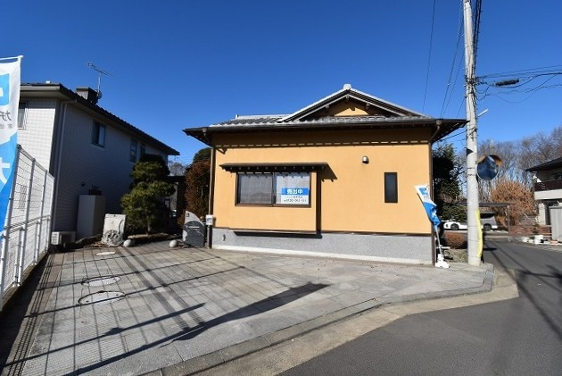 水戸市酒門町　築13年平屋建て　開放的な角地ですの駐車場|現地撮影（2025年2月）