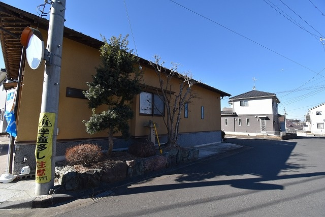 水戸市酒門町　築13年平屋建て　開放的な角地ですの前面道路含む現地写真|現地撮影（2025年2月）
