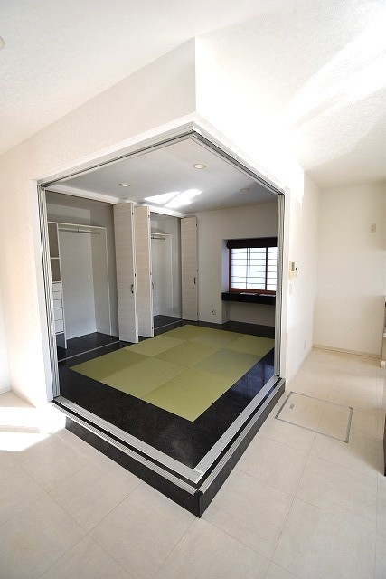 水戸市酒門町　築13年平屋建て　開放的な角地ですの居間・リビング|たっぷりの収納スペースも嬉しい小上がりの和室です。クロス張替え、畳表替えされております。