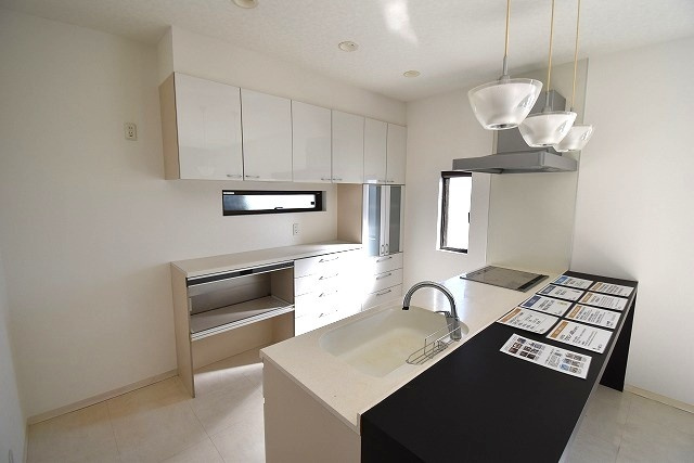 水戸市酒門町　築13年平屋建て　開放的な角地ですのキッチン|キッチン後ろにはカップボードが設置されております。電子レンジ・炊飯器・コーヒーメーカー等が一か所にまとまります。動線がコンパクトになり効率良く家事がはかどりますね♪