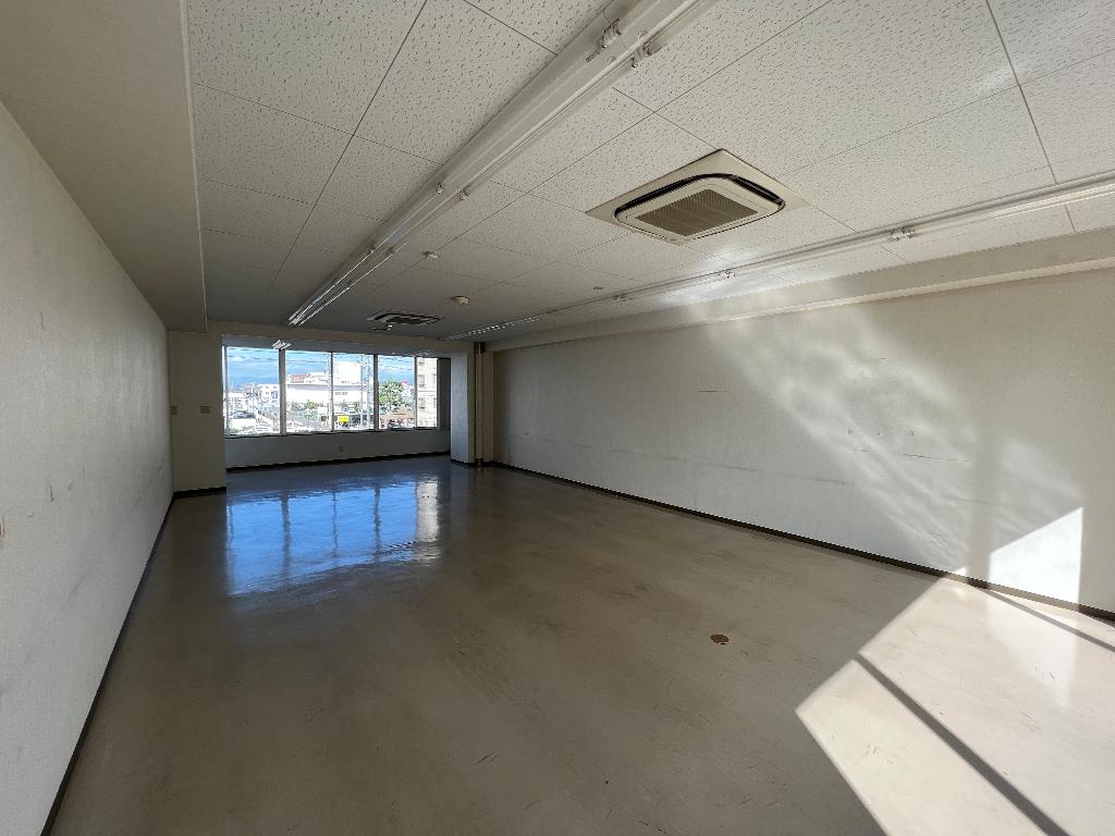 第一岐阜県ビルの内装|明るい色調の室内です