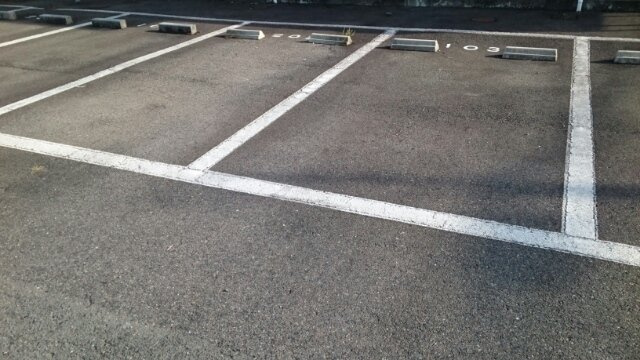 リバーシャトウの駐車場