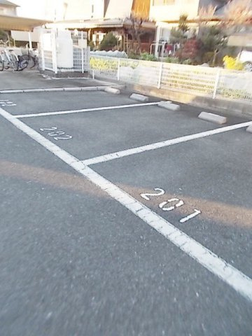オーブリー中野の駐車場