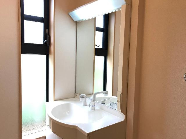 Ｈ様賃貸住宅　Ａ棟の洗面所|洗髪洗面化粧台