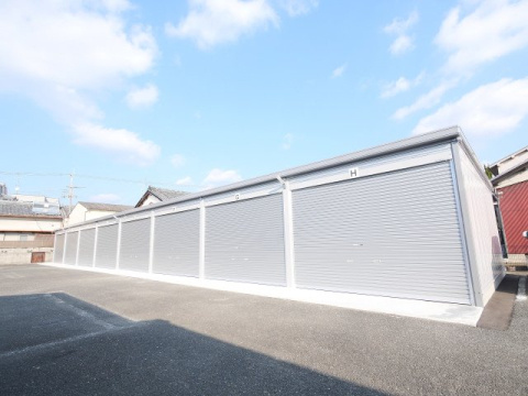 里中モータープール（倉庫）の外観