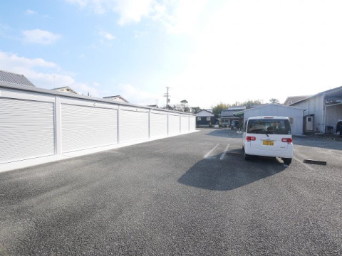 里中モータープール（倉庫）の駐車場