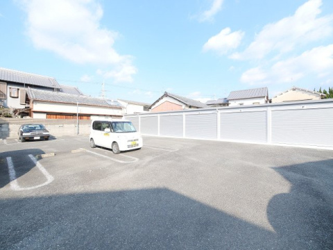 里中モータープール（倉庫）の駐車場