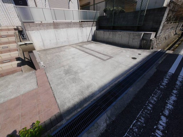 レトアメゾネットの駐車場